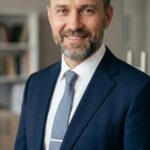 Портрет уверенного бизнесмена компании Ассаджаторе на нейтральном фоне в студийном освещении