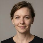Портрет уверенного бизнесмена компании Ассаджаторе на нейтральном фоне в студийном освещении